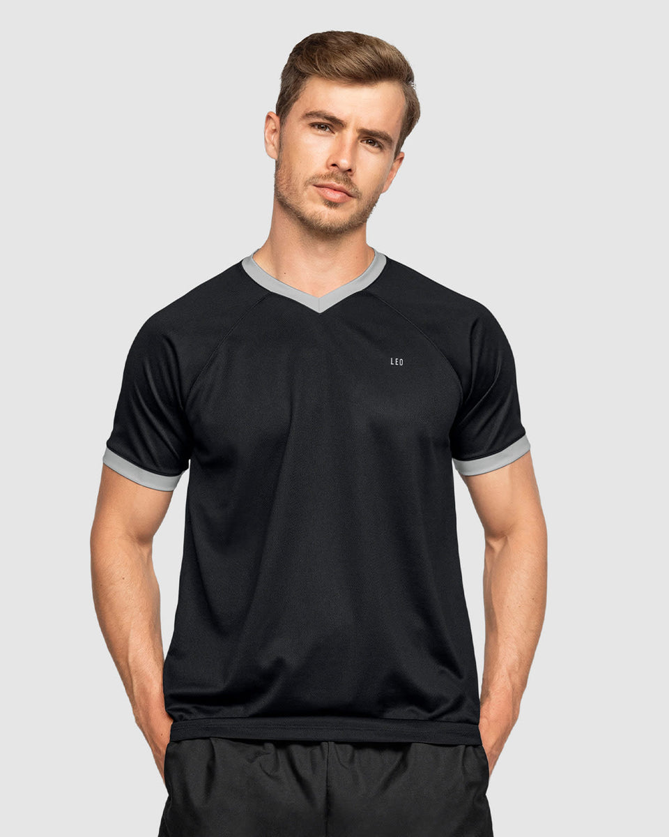 Camisa deportiva masculina en material transpirable con cuello en V