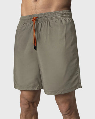 Pantaloneta deportiva con bolsillos funcionales#color_606-arena