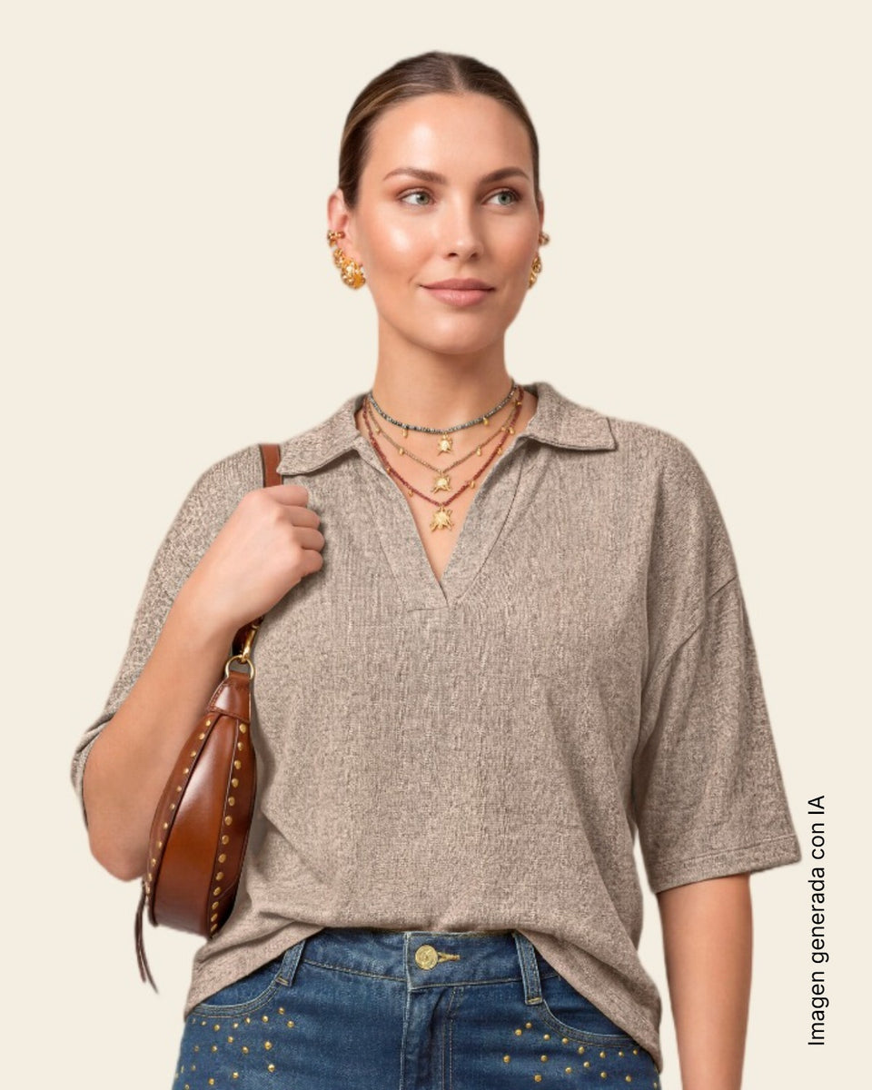 Blusa de mangas 3/4 amplias con cuello sport y escote en V