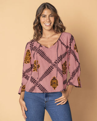 Blusa estampada manga 3/4 con elástico y bolero en puños#color_145-estampado