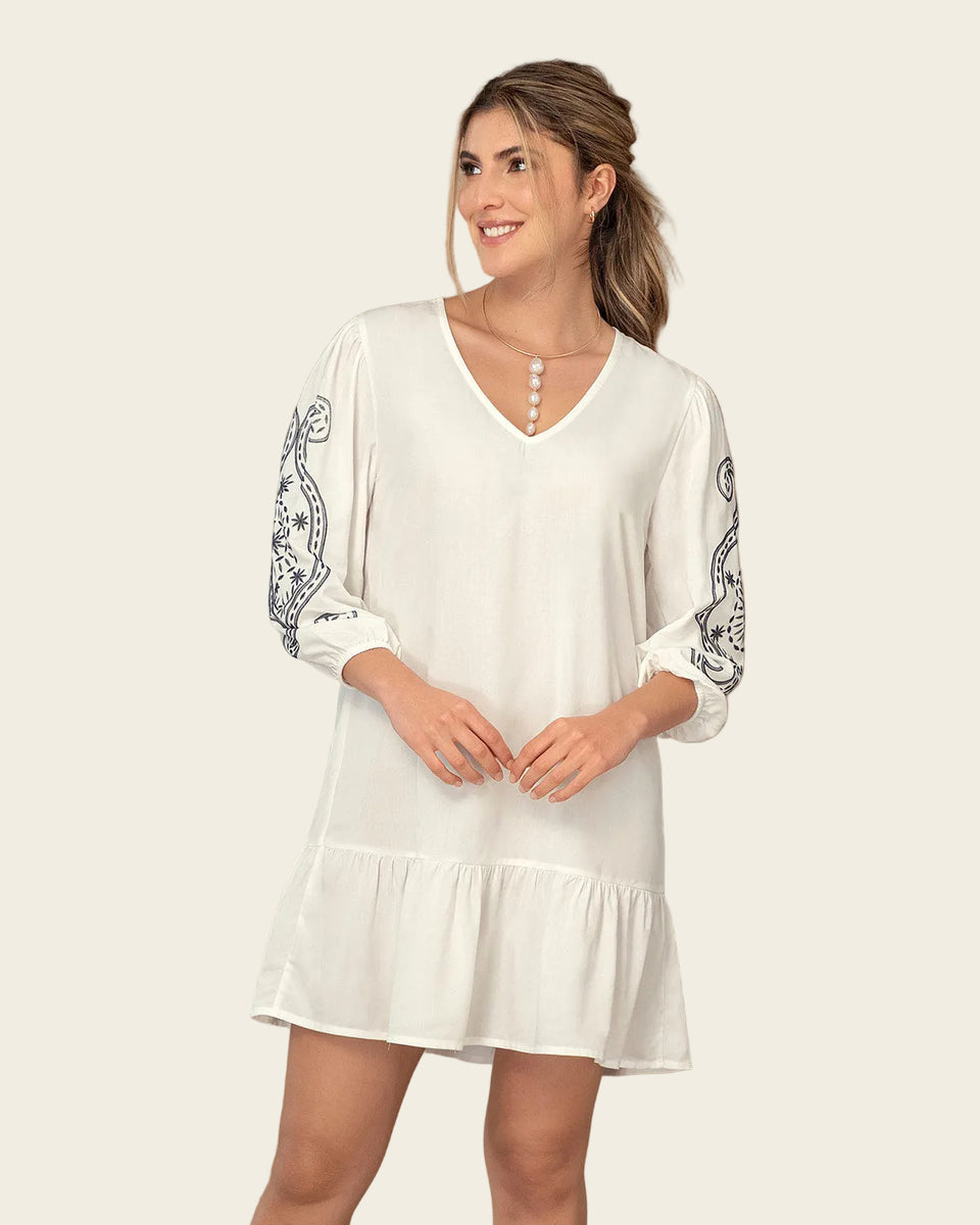 Vestido corto con estampado en mangas