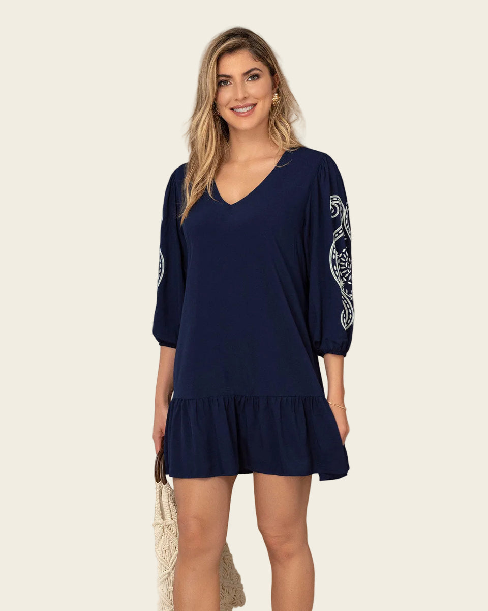 Vestido corto con estampado en mangas