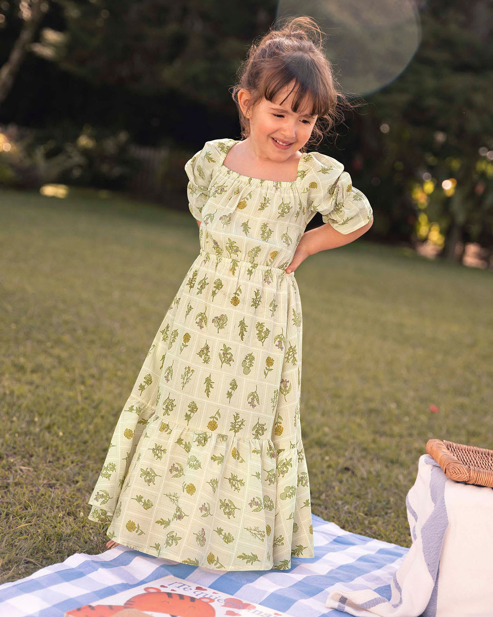 Vestido largo con escote enresortado para niña