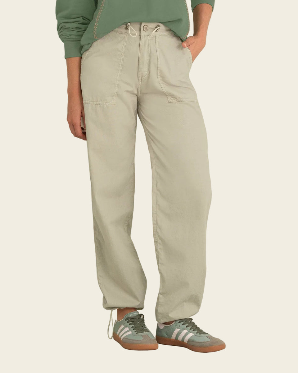 Pantalón bota recta con elástico en ruedo