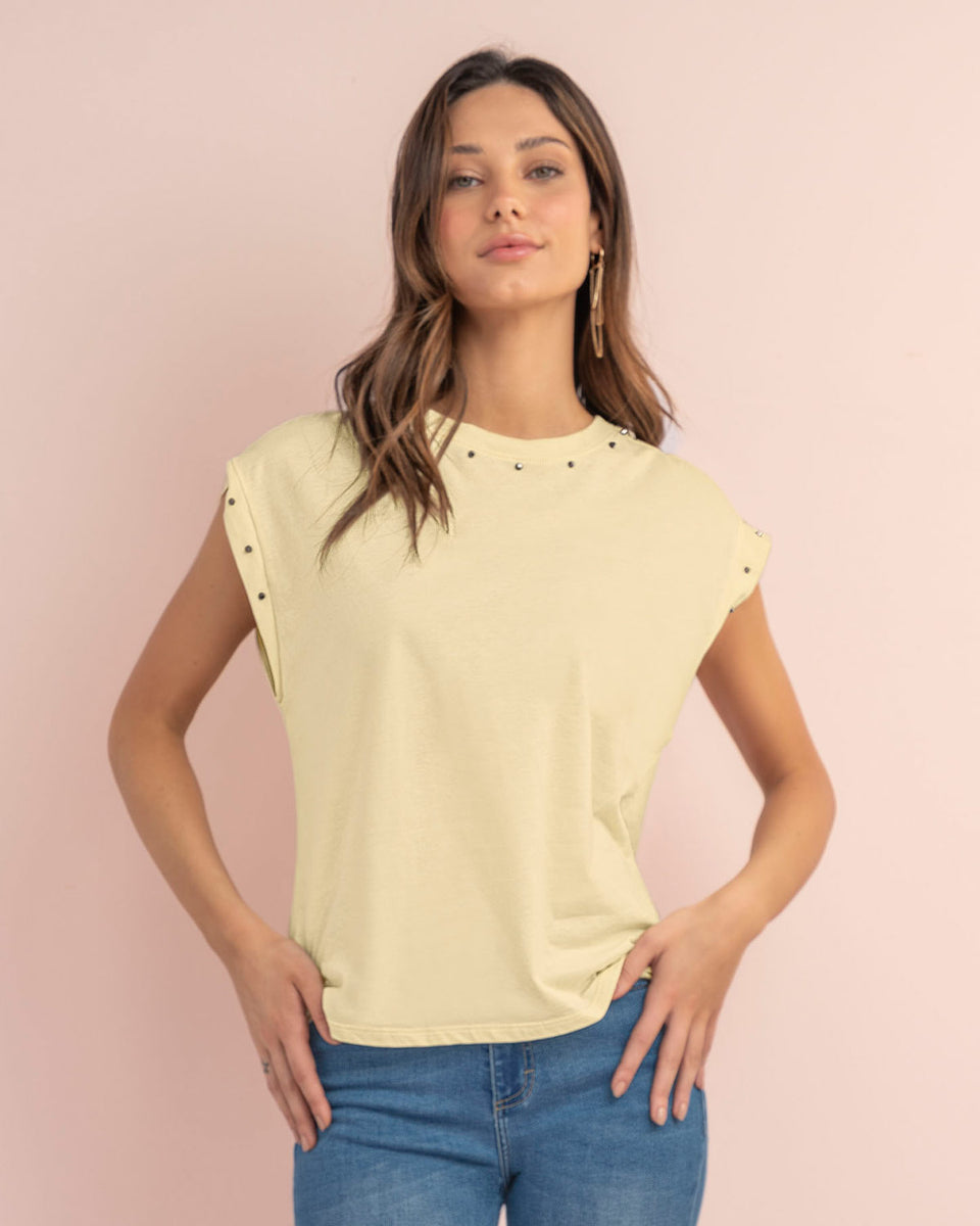 Blusa con taches en cuello y mangas