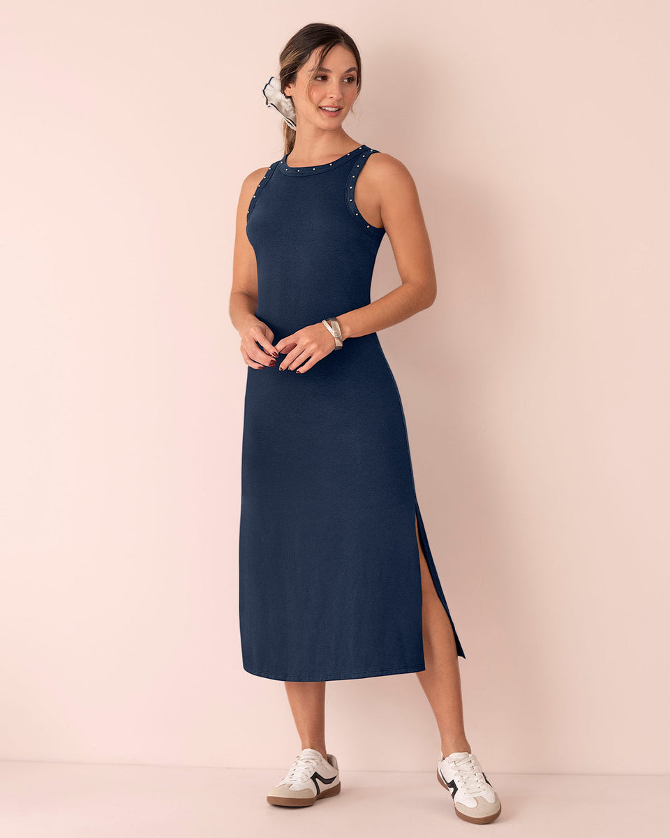 Vestido largo con detalle de taches en cuello y sisa