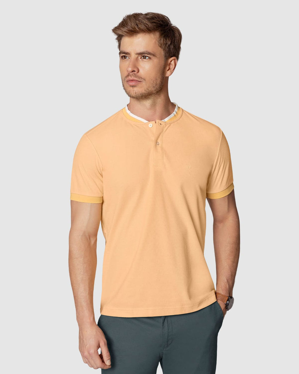 Camiseta con cuello henley y perilla funcional