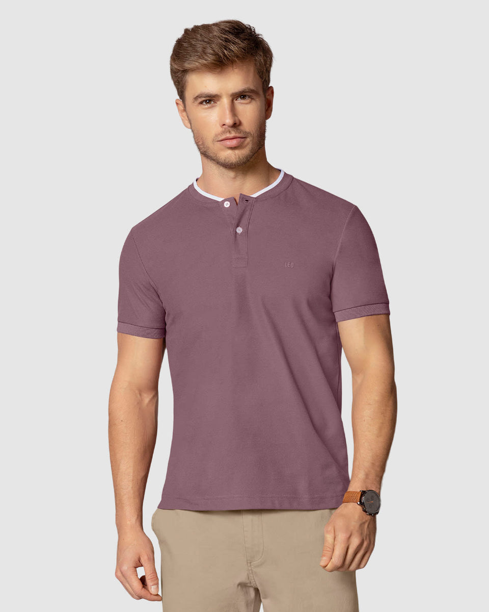Camiseta con cuello henley y perilla funcional
