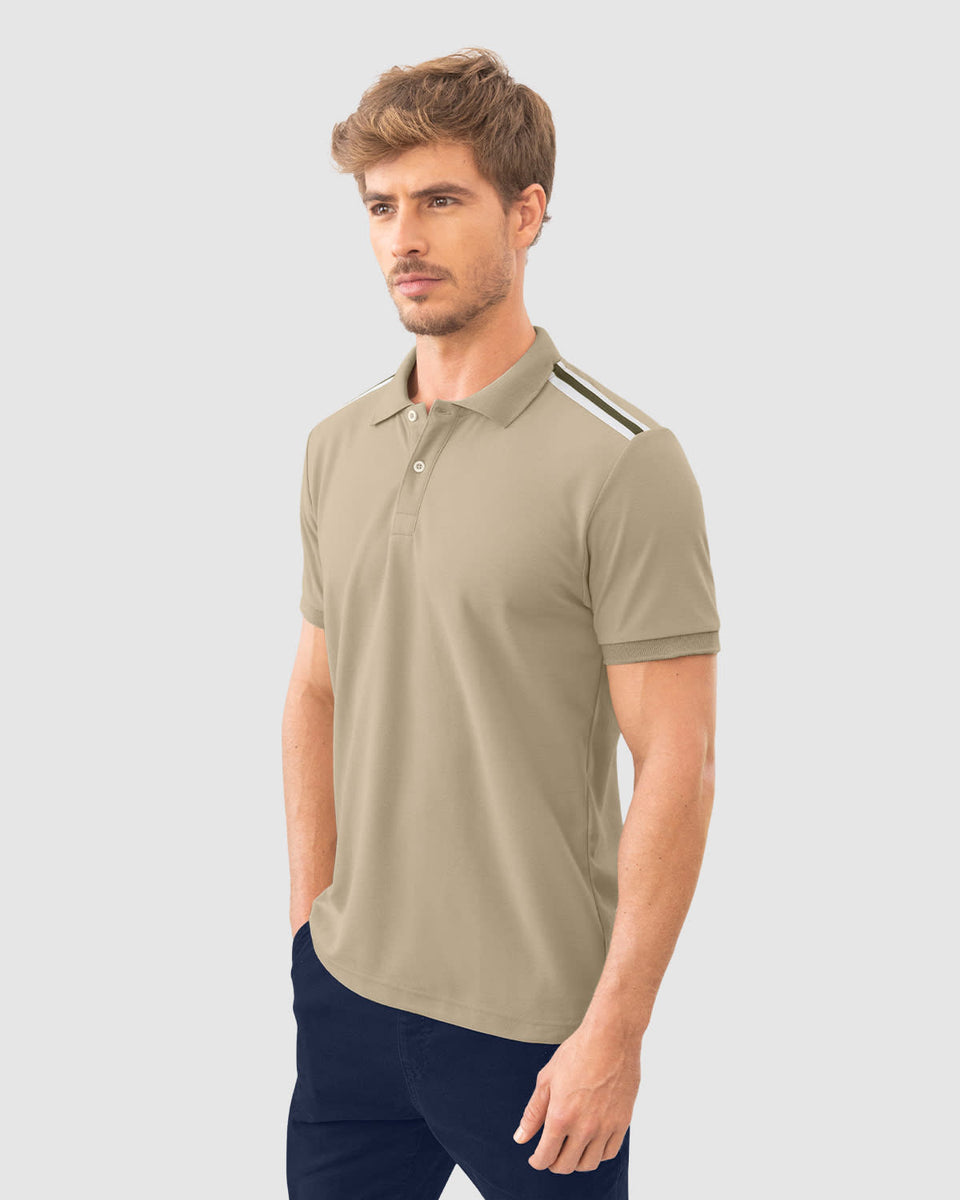 Camisa tipo polo con pieza decorativa en hombros