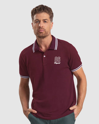 Camisa tipo polo con detalle en contraste en el cuello#color_c37-vino-borgoña