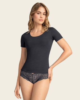 Blusa corta ajustada con escote redondo#color_700-negro