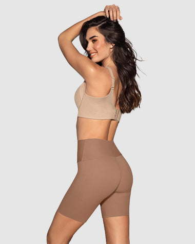 Short de control moderado aspecto invisible con fajón antideslizante#color_857-cafe-medio