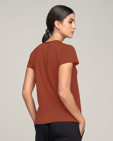 Blusa deportiva de secado rápido y silueta semiajustada#color_336-rojo-canela
