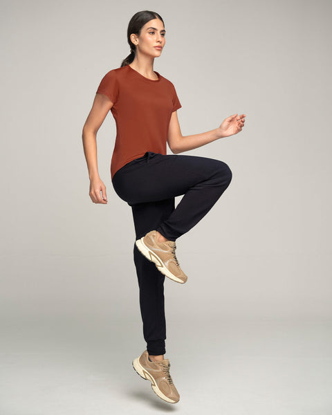 Blusa deportiva de secado rápido y silueta semiajustada#color_336-rojo-canela