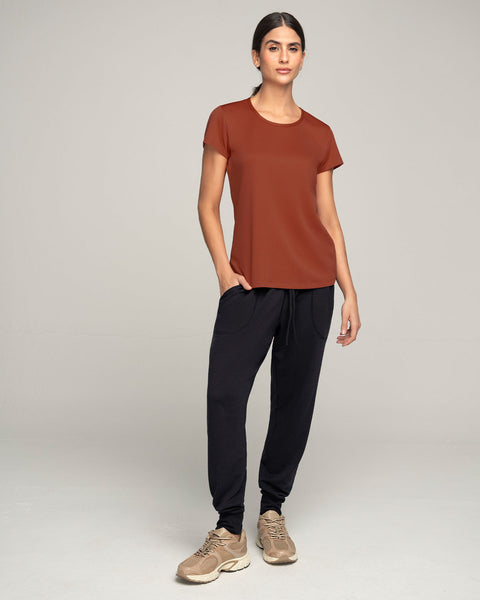 Blusa deportiva de secado rápido y silueta semiajustada#color_336-rojo-canela