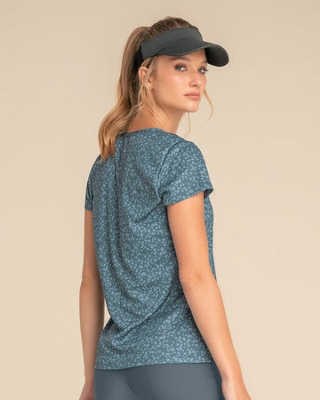 blusa-deportiva-de-secado-rapido-y-silueta-semiajustada#color_613-estampado-verde