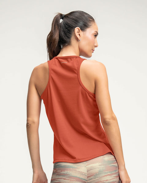 Blusa deportiva de secado rápido y silueta semiajustada para mujer#color_391-terracota