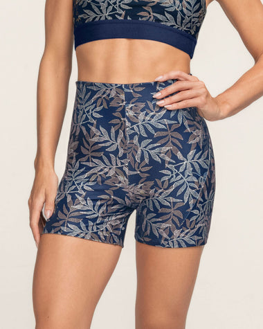 Short corto deportivo ajustado y ligero#color_a04-estampado-hojas