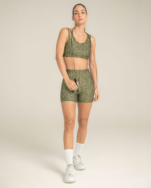 Short corto deportivo ajustado y ligero#color_a44-estampado-verde