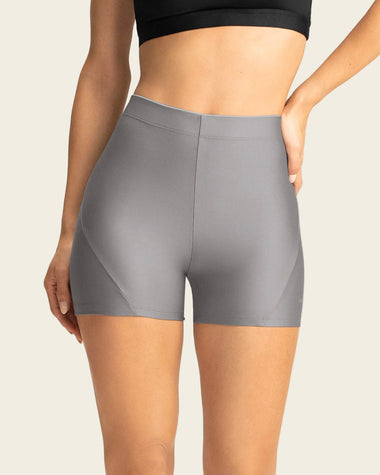 Short corto deportivo ajustado y ligero#color_c62-gris-claro