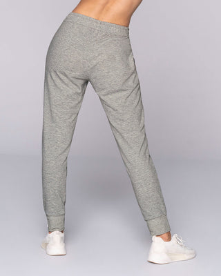 Jogger deportivo de silueta amplia con bolsillos#color_717-gris-jaspe