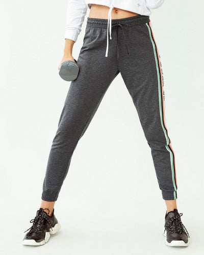 Sudadera tipo jogger con cordón ajustable en cintura#color_755-gris-jaspe