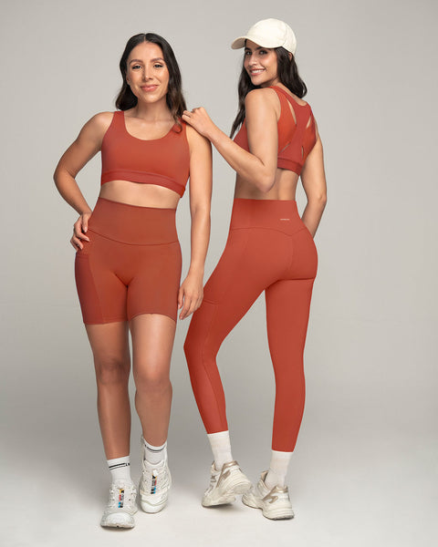 Top deportivo espalda atlética con detalles en tul#color_336-rojo-canela