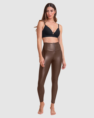 Leggings con acabado efecto cuero con control de abdomen#color_899-cafe-oscuro