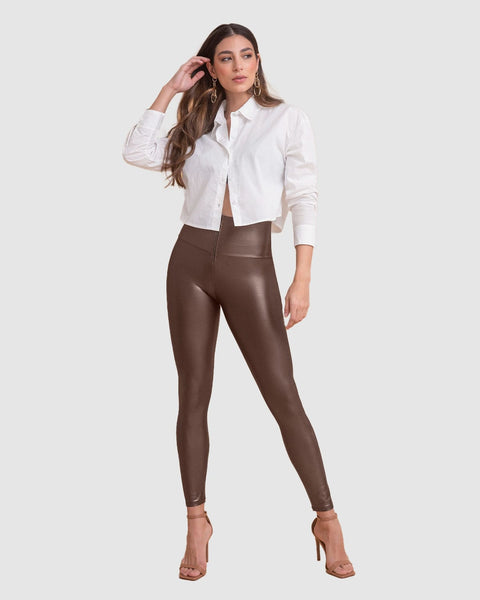 Leggings con acabado efecto cuero con control de abdomen#color_899-cafe-oscuro