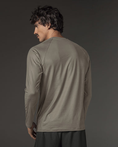 Camiseta deportiva masculina manga larga con protección UV#color_606-arenas