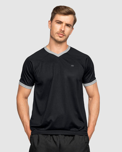 Camisa deportiva masculina en material transpirable con cuello en V#color_700-negro