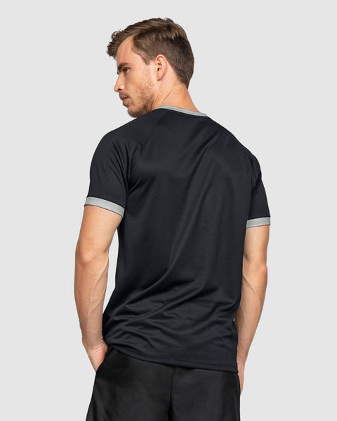 Camisa deportiva masculina en material transpirable con cuello en V#color_700-negro