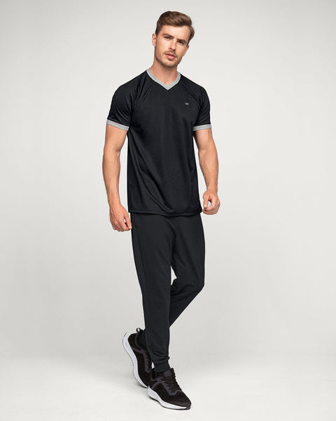 Camisa deportiva masculina en material transpirable con cuello en V#color_700-negro