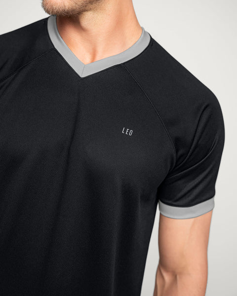 Camisa deportiva masculina en material transpirable con cuello en V#color_700-negro