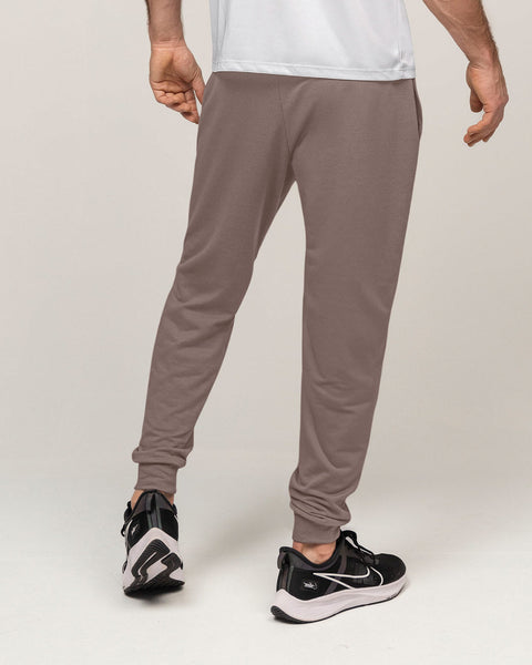 Jogger deportivo estilo sudadera con bolsillos laterales funcionales#color_868-cafe-medio