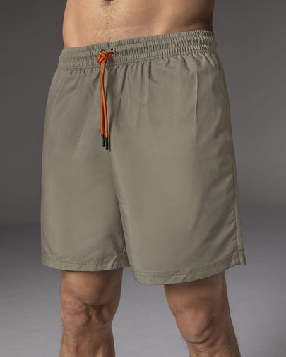 Pantaloneta deportiva con bolsillos funcionales#color_606-arena