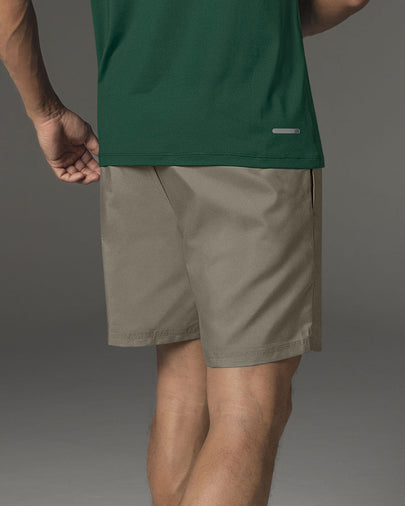 Pantaloneta deportiva con bolsillos funcionales#color_606-arena