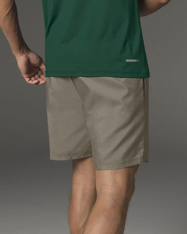 Pantaloneta deportiva con bolsillos funcionales#color_606-arenas