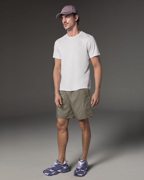 Pantaloneta deportiva con bolsillos funcionales#color_606-arenas