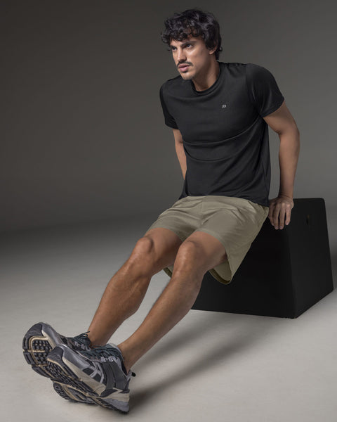 Pantaloneta deportiva con bolsillos funcionales#color_606-arenas