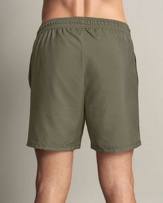 pantaloneta-deportiva-con-acabado-antifluidos-y-bolsillos-funcionales#color_610-verde