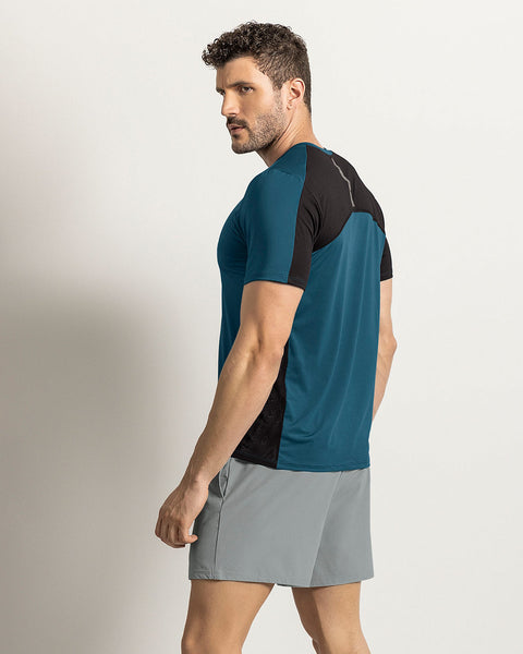 Pantaloneta deportiva con acabado antifluidos y bolsillos funcionales#color_750-gris-claro