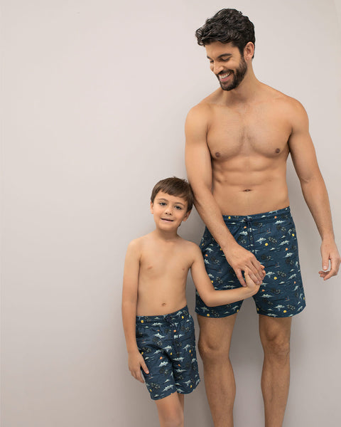 Pantaloneta de baño para niño con bolsillo lateral#color_b39-estampado-azul