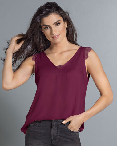 Blusa sin mangas con detalle de encaje en escote y mangas#color_349-vino