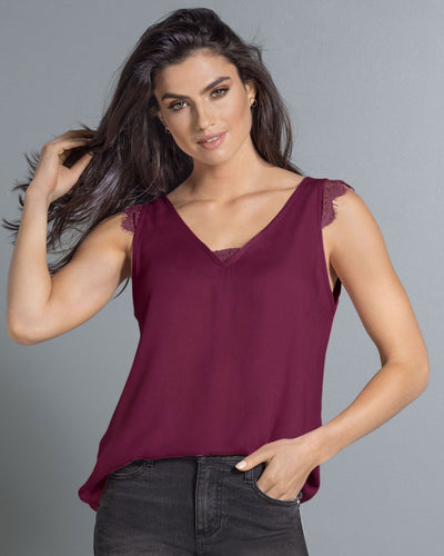 Blusa sin mangas con detalle de encaje en escote y mangas#color_349-vino
