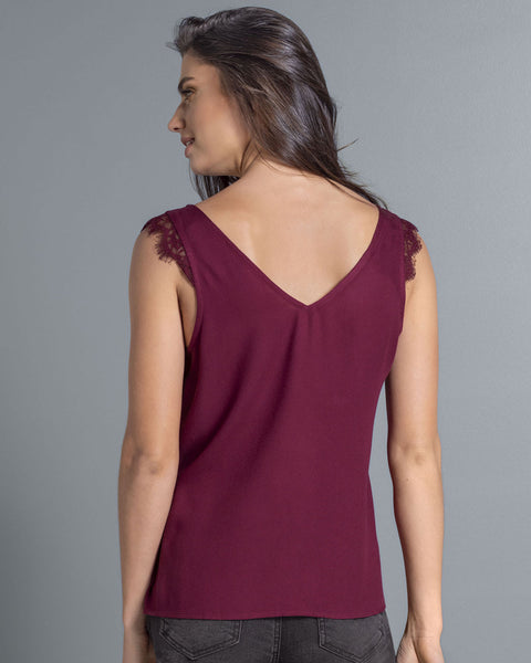Blusa sin mangas con detalle de encaje en escote y mangas#color_349-vino