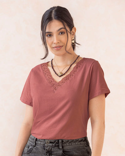 Blusa manga corta con detalle en cuello en V#color_328-rosa-oscuro