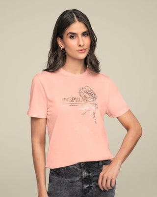 Camiseta manga corta con mensaje en el frente#color_304-rosado