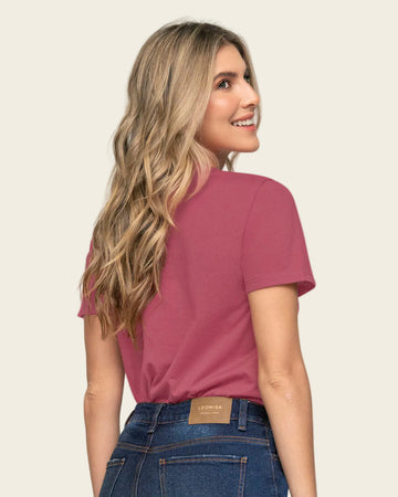 Camiseta manga corta con mensaje en el frente#color_c31-rosado-oscuro