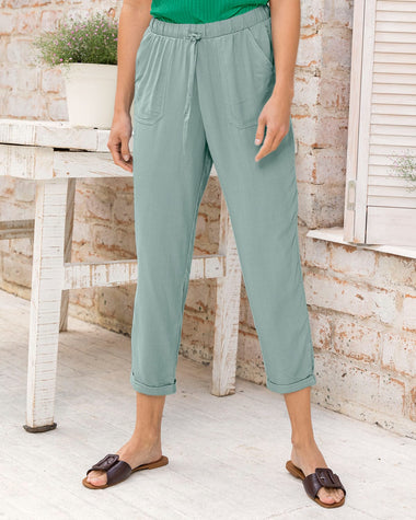 Pantalón bota recta de silueta semiajustada con bolsillos funcionales#color_609-verde-claro